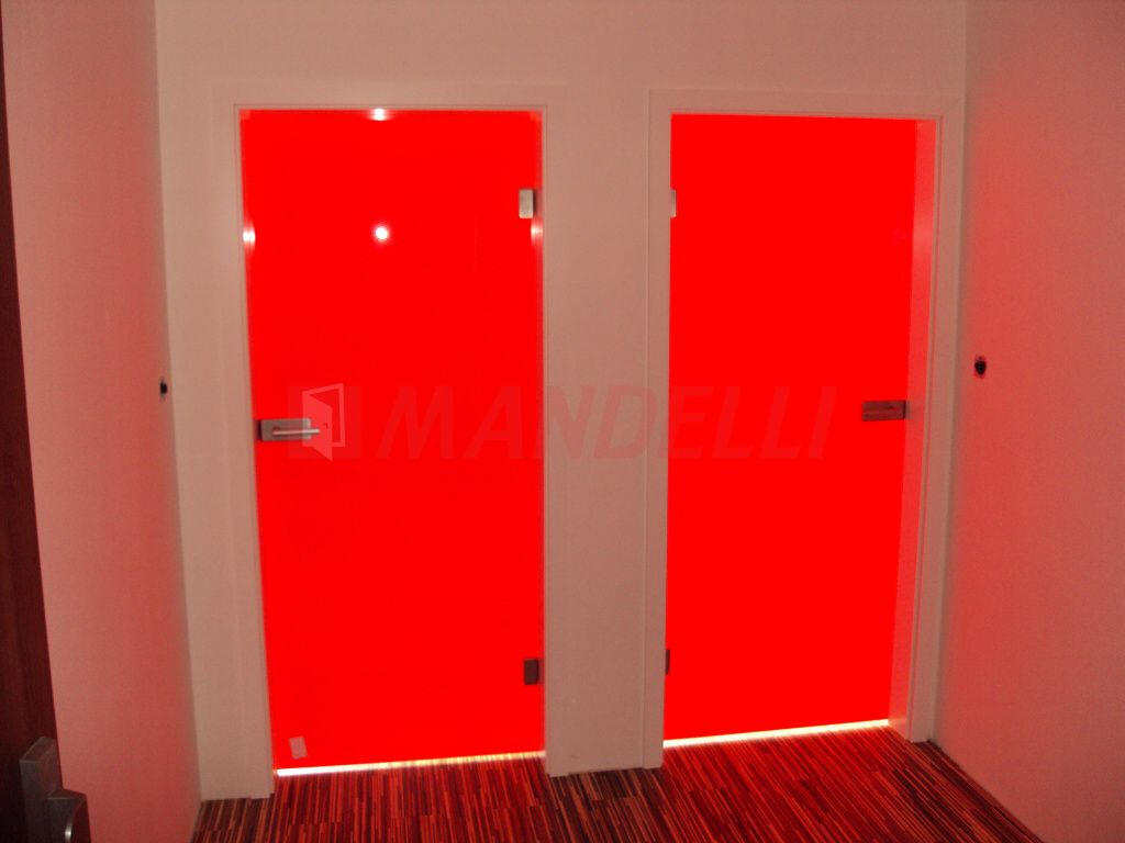 Červené celoskleněné dveře
