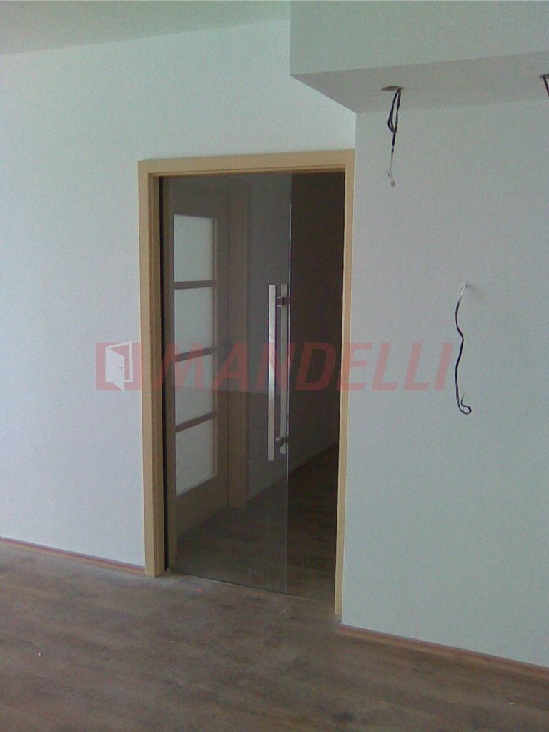 Posuvné celoskleněné dveře do pouzdra ve zdi