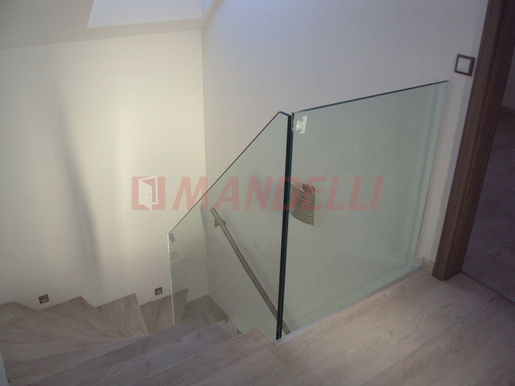 Obklad schodiště a skleněná galerie