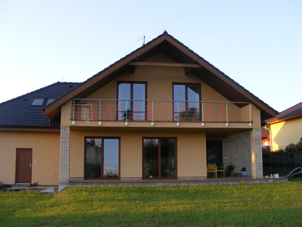 Pohled na celý dům s venkovním zábradlím