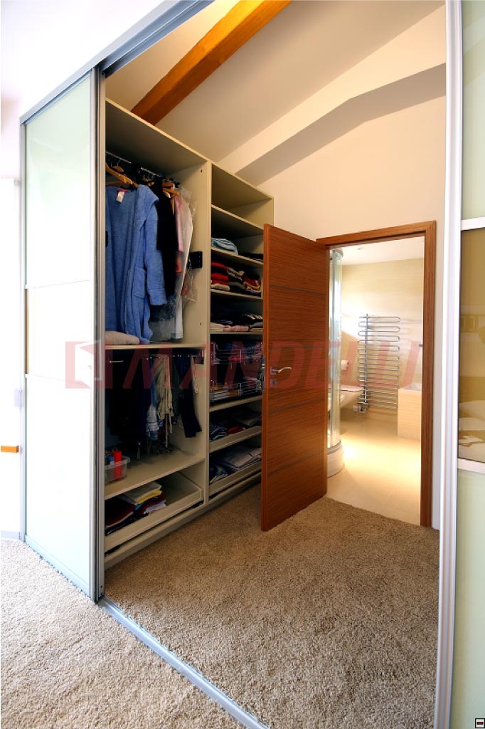 Vestěvěná skříň v průchodu se šatnou