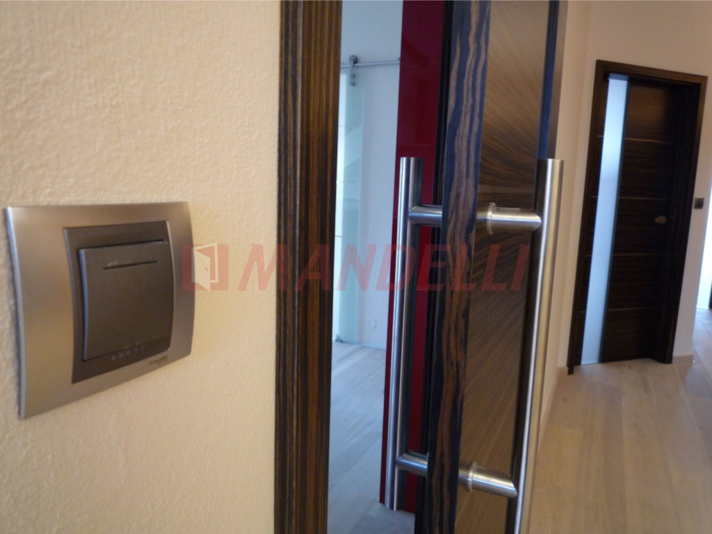 Oboustranné madlo na dřevěné dveře
