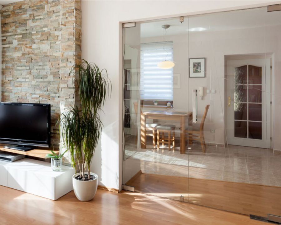 Kyvné dvoukřídlé celoskleněné dveře VV SKLO